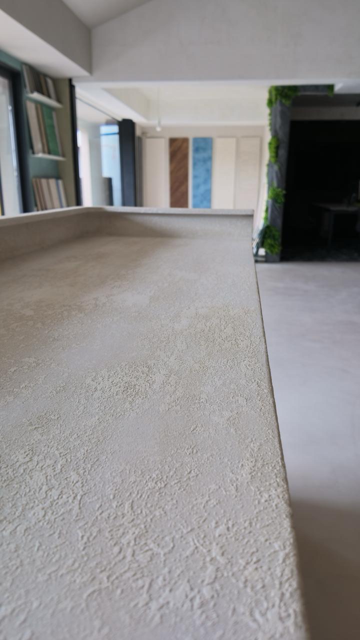 Microcement and samples in the Pratta showroom